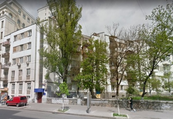 К памятке архитектуры в Киеве достраивают незаконные балконы