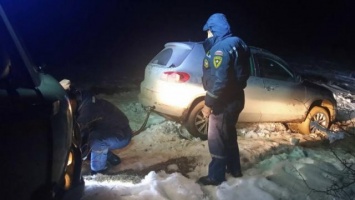 Пять человек на автомобиле застряли в снегу в Крымских горах