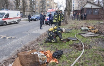 В Киеве в люке теплотрассы нашли три трупа