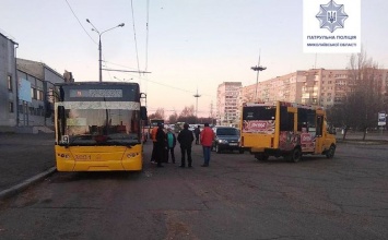 В Николаеве маршрутка врезалась в троллейбус: водитель был пьян