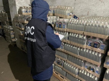 Житель Запорожья торговал фальсифицированным алкоголем: у него обнаружили целый склад спиртного на миллион гривен