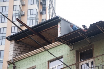 Перемога дня. На старинном доме в центре Киева демонтируют надстройку