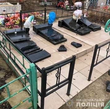 На Николаевщине две пьяные девушки решили поразвлечься и надругались над могилами