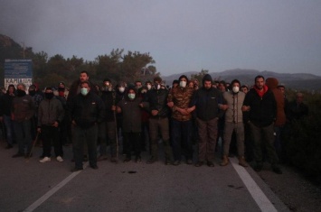 Жители Греции в масках взбунтовались против мигрантов: полиция применила газ