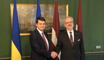 Разумков поблагодарил президента Латвии за поддержку Украины и реабилитацию воинов
