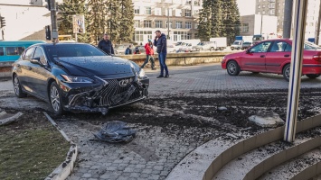 В Днепре произошло ДТП при участии Lexus и Peugeot