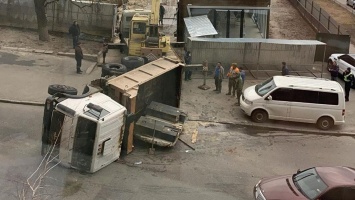 В Киеве возле Дворца "Украина" перевернулся груженный МАЗ