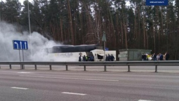 Под Киевом на трассе загорелся автобус с пассажирами
