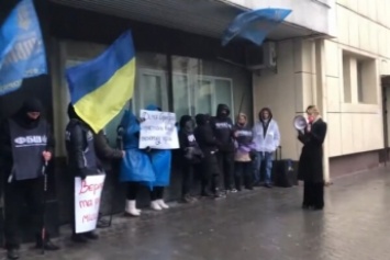 Не знали, где и за что стоят: в Киеве под зданием налоговой прошел странный митинг. Видео
