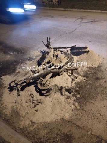 Не объехал яму: в Днепре в считанные минуты сгорел мотоцикл (ФОТО, ВИДЕО)