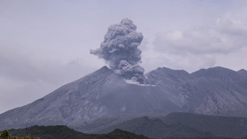 В Мексике произошел мощный выброс пепла на вулкане Попокатепетль