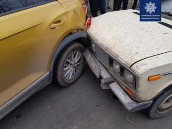Угонщик разбил машину патрульных полицейских в Николаеве