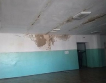 В школе в Мелитополе вода течет с потолка десять лет (фото)