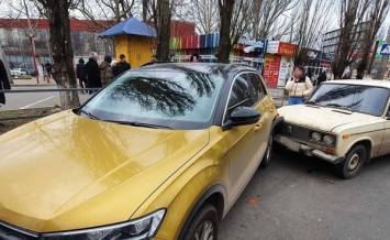 В Николаеве угонщик Жигулей влетел в другое авто и попался в руки копам: видео задержания