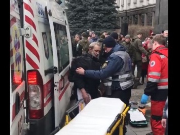 У мужчины, который совершил самоподжог в центре Киева, легкие травмы - Офис президента