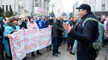 Самоподжег, маты и Евангелие: что происходило на митингах под Офисом президента в Киеве