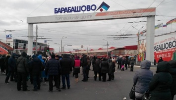 Перекрытая дорога, разобранные пути: на "Барабашово" в Харькове заблокировали коммунальщиков