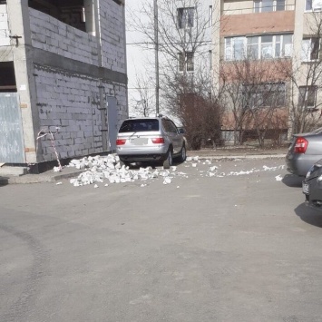 Стена недостроенного магазина упала на припаркованный автомобиль в Симферополе: стали известны подробности, - ФОТО