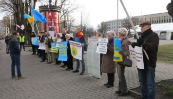В Риге под посольством РФ прошел пикет против оккупации Крыма