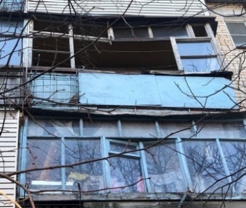 В Мелитополе тополь развалил два балкона - коммунальщики пришли на помощь (фото)