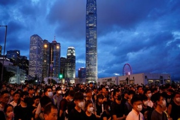 Власти Гонконга выплатят жителям по $1200, снизят плату за аренду и налоги