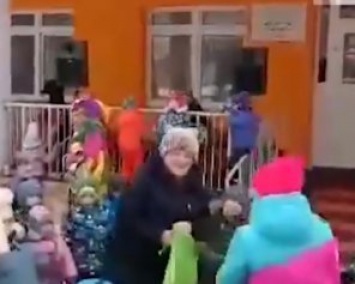 В России дети на празднике в саду "зажигали" под песню про водку, пиво и вино
