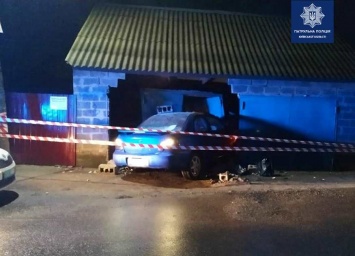 Под Киевом водитель протаранил собственный гараж