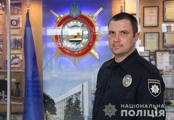 Украинский полицейский достал из из-подо льда двоих тонущих детей (ФОТО)
