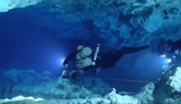 Пролежали не одно столетие: в подводной пещере археологи отыскали две сотни винных амфор. Видео впечатляет