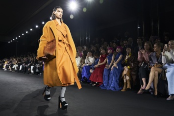 Неделя моды в Париже: Rochas, Mugler и Dries Van Noten