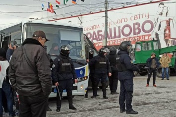 Столкновения на "Барабашово": есть задержанные, пострадало несколько полицейских