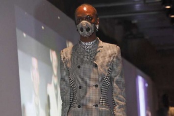 Модели вышли на подиум в масках от коронавируса на Неделе моды в Париже