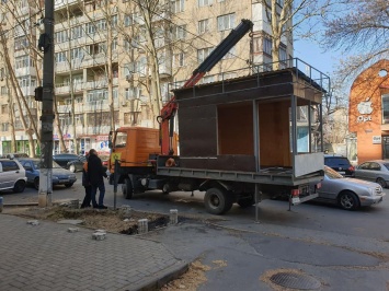 В центре Николаева демонтировали самовольный МАФ через полдня после его появления
