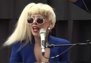 Повелительница светлых сил: Леди Гага в откровенном образе сняла новый клип
