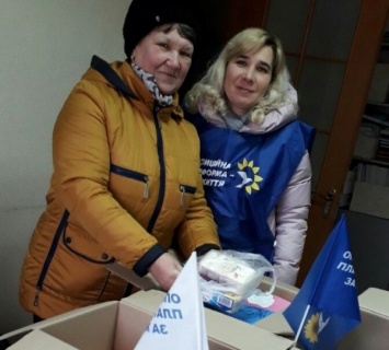 На Днепропетровщине подарки женщинам «красной» зоны Донбасса собирали «всем миром»
