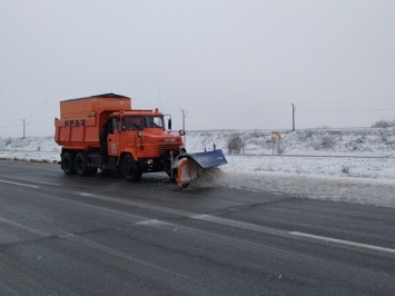 Снегопад и гололед: дорожники расчистили главные трассы Харьковской области