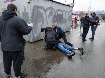 Лицом в асфальт - как Киев чистят от ларьков и рекламы