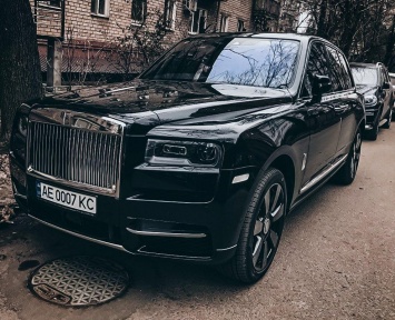 Роскошный внедорожник Rolls-Royce засняли на фоне украинской хрущевки