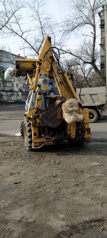 Соцсети взорвало появление в Днепре коммунальной техники украшенной игрушками (ФОТОФАКТ)