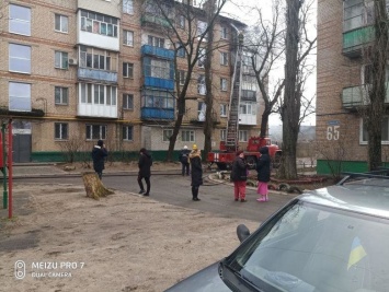 В Мелитополе свидетели спасли из горящей квартиры двух детей - в ГСЧС ищут героя