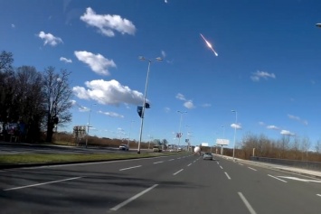 Над тремя странами Европы пронесся и взорвался метеорит. Невероятные видео и фото