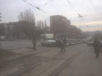 В Запорожье столкнулись трамвай и маршрутка (фото)