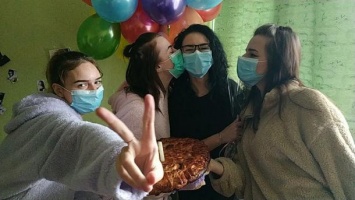 В Новых Санжарах отметили день рождения эвакуированной из Китая
