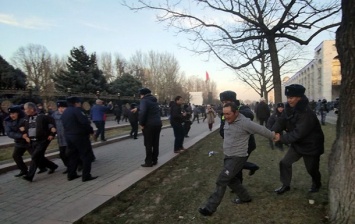 В Бишкеке милиция разогнала митинг водометом и слезоточивым газом