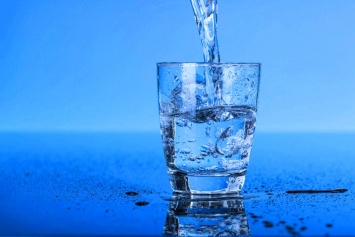 Можно ли разводить кипяченую воду сырой: специалисты развенчали главный миф