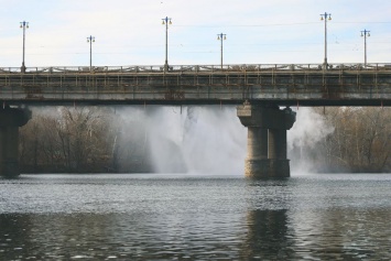 Ниагара на Днепре. В соцсетях публикуют фото и видео столичного моста Патона, истекающего водой и окутанного паром