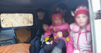 На Буковине у пьяных родителей забрали десятерых неухоженных детей