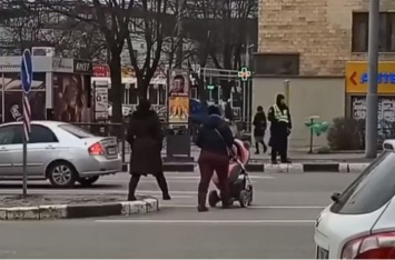 В Харькове мамаша с коляской бросалась под автомобили: пугающее ВИДЕО