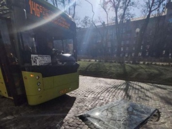 В центре Днепра у маршрутки выпало лобовое стекло