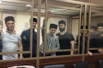 В России фигурантов дела "Хизб ут-Тахрир" привели в суд без воды, с температурой и куском хлеба